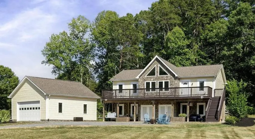 5 bedroom, Lakeside Family Getaway with Playground - Image 1