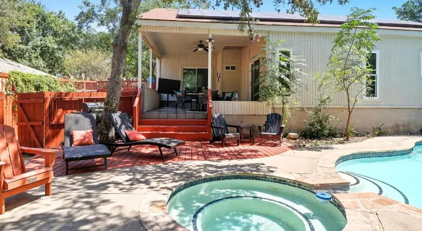 Luxury vacation house with Private Pool & Jaccuzi Close to SeaWorld Alamo and River Walk - Image 1