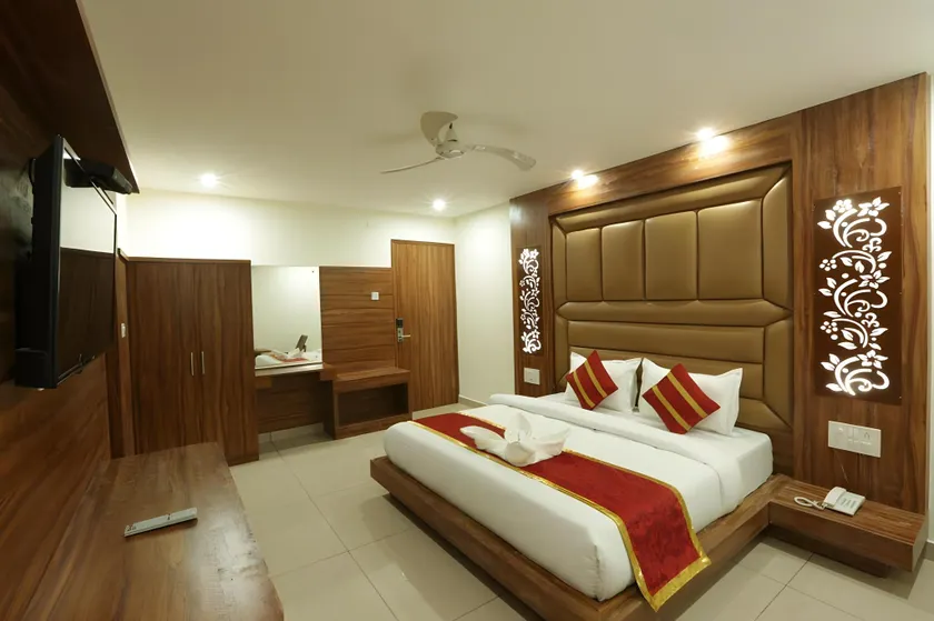 Hotel Katra Grand - Image 1
