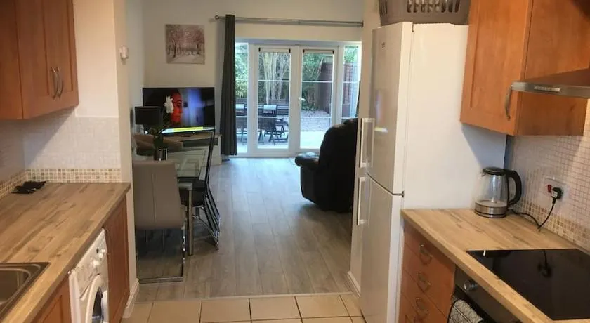 Haven House 6 bedrooms with 6 exclusive bathrooms and with lots of parking - Image 1