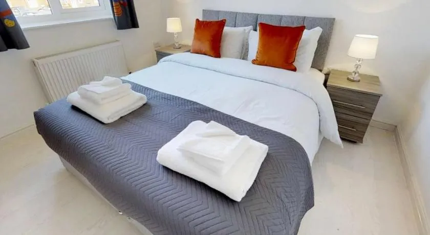 StayZo Cole Green Lane Accommodation- FREE Parking - Image 1