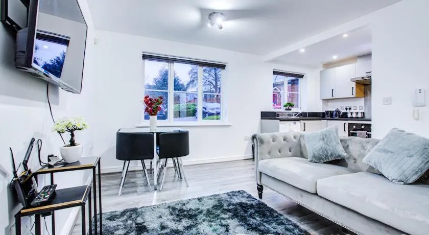 Business Stay 2-Bed with Private Parking - Image 1