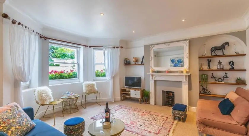 Maravilloso apartamento vacacional apto para niños con barbacoa y jardín | Vistas al lago | En la playa | Se admiten mascotas - Image 1