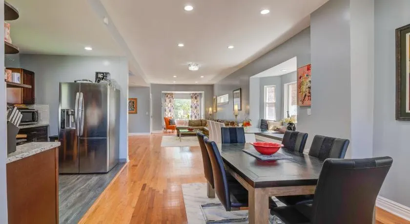 Spacious 5-BR House near Transit w Parking - Image 1