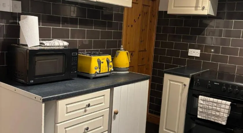 Two Bed house, Parking for 2 cars close to Heathrow - Image 1