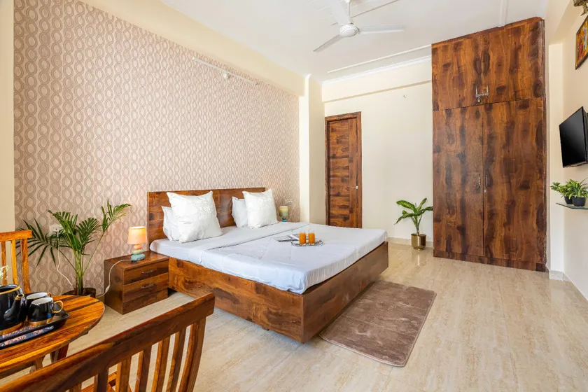 Homlee -Jumbo Lux Flat w hills, Kitchen & parking - Image 1
