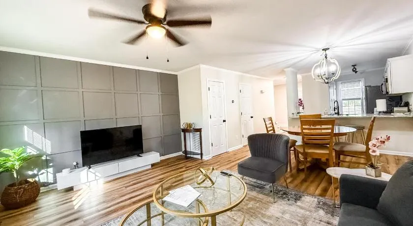 Modern 2 en suite townhome near DT Raleigh - Image 1