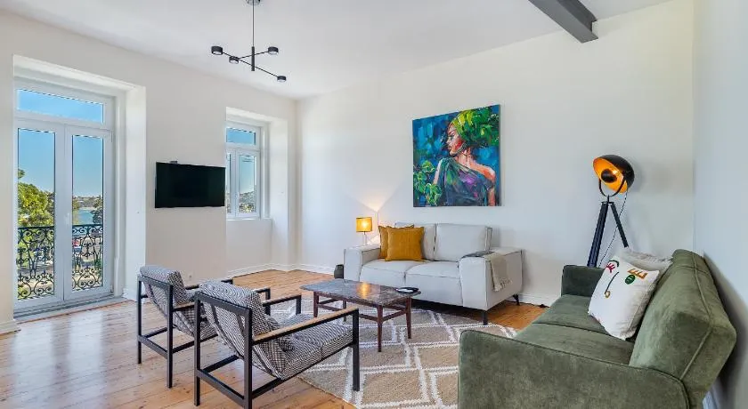 Whome - Brand New Luxury 4-Bed with Riverside Views & AC - Image 1