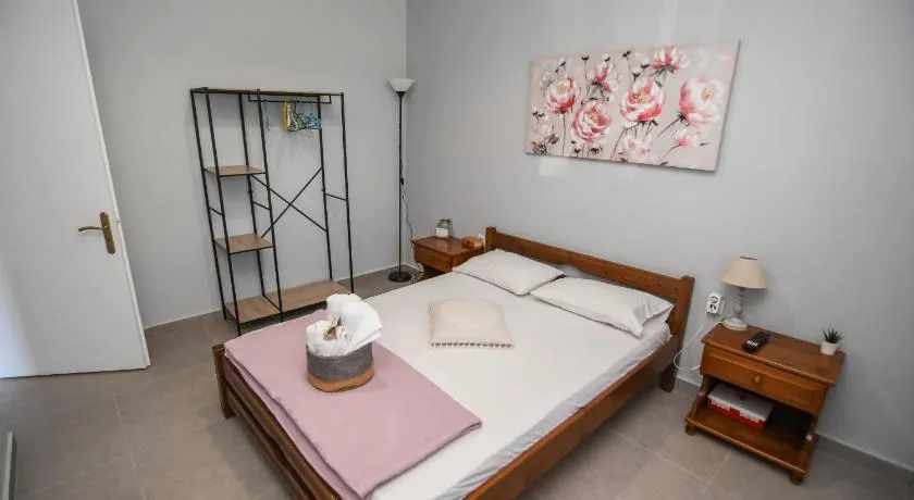 Rose Garden Apartments - Image 1