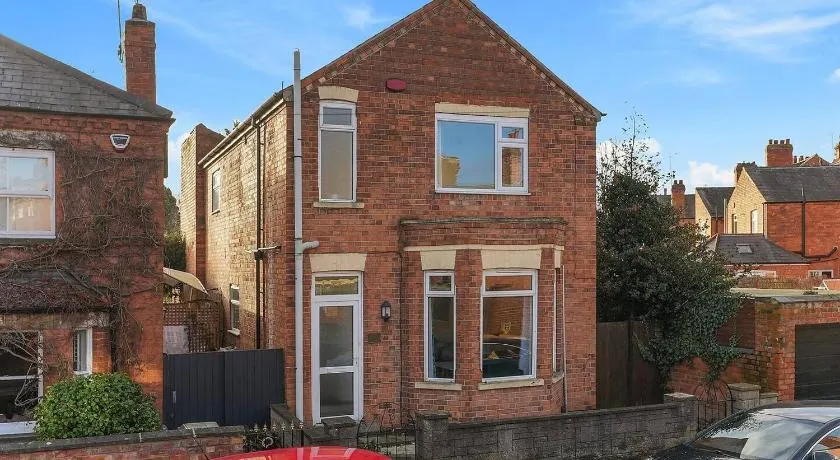 Spacious 5-Bed house Private Parking - Image 1