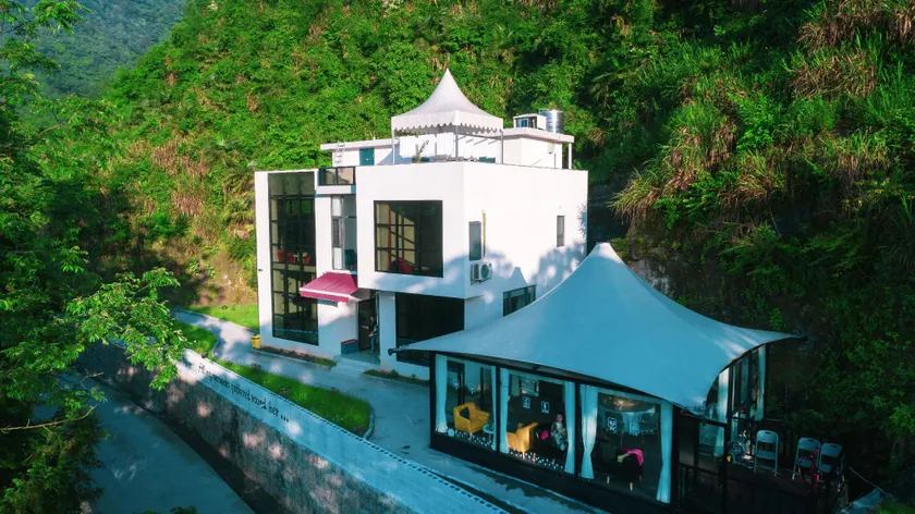 Country Road Villa - Image 1