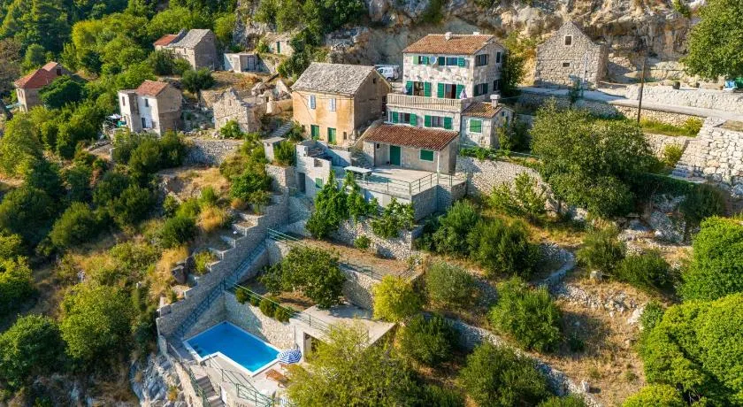 Apartments with pool Maraska - Image 1