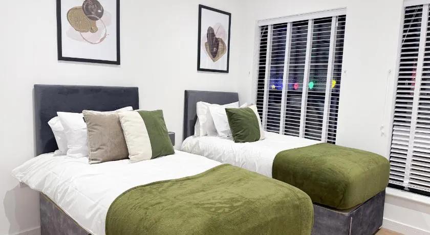 Spacious Modern 1 Bed Apartments in St Neots - Perfect for Contractors & Professionals - Free Parking - WiFi - Fully Equipped Kitchen - Smart TV Ideal for Work Stays and Long Projects - Image 1