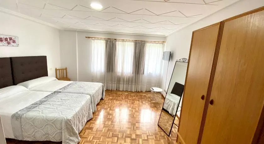 Garden Lodge Hostal Evencio - Image 1