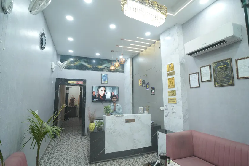 Hotel Adhiraj Inn - Image 1