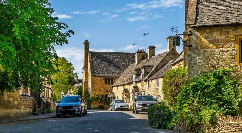 Honeystone Cottage, Stanton, Broadway - Sleeps 9 - Image 1