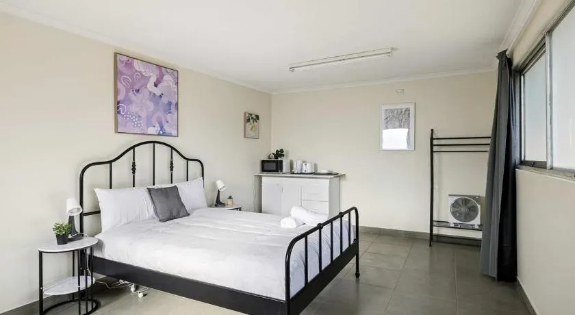 Peaceful Courtyard Double Room Near Transit - Shared Bathroom and Kitchen - Image 1