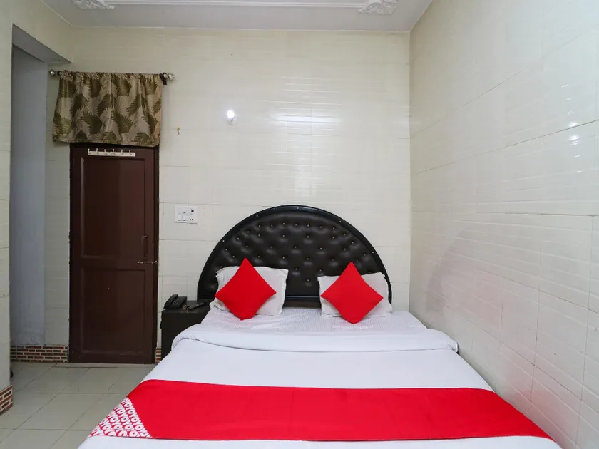 OYO 38116 Hotel Raj Golden - Image 1
