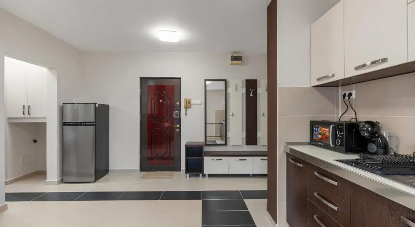 Quiet 1-Bedroom Apartment with Easy City Access - Image 1