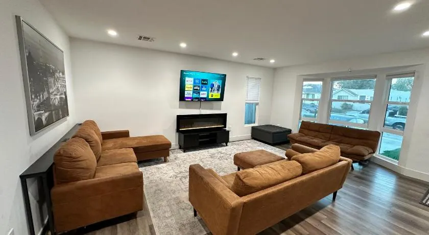 Modern LA Vacation House World Cup - Image 1