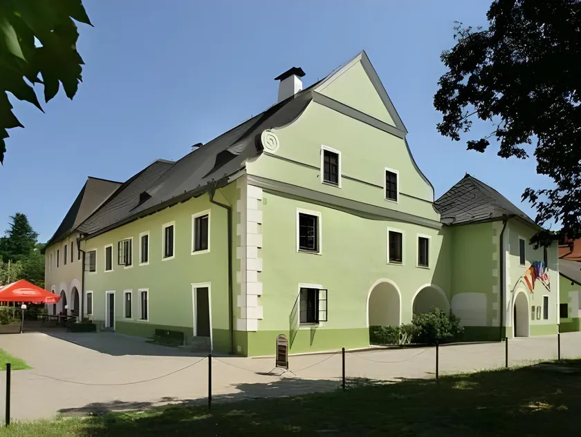 LH Hotel Gold - Image 1