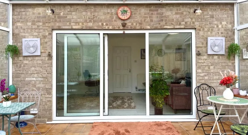 Spacious 5 Bedroom Family House Sleeps 13 Free Parking 5 min driving to Bicester Village - Image 1