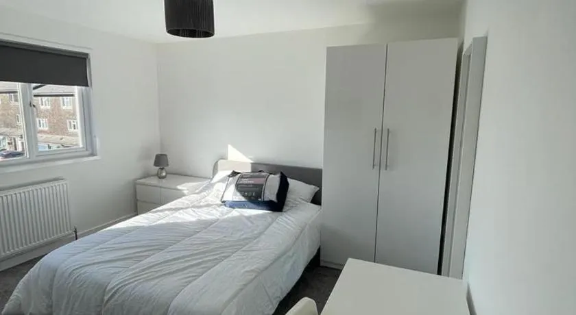 Double room with private bathroom in Basingstoke - Image 1