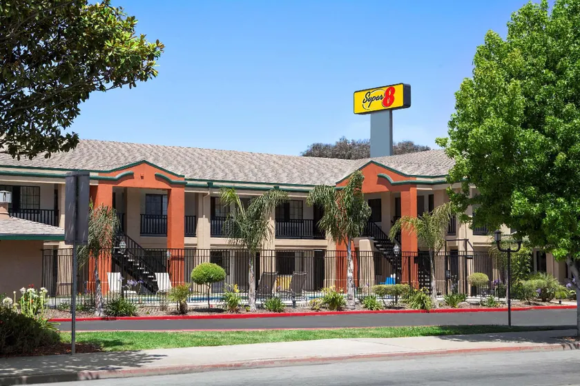 Super 8 by Wyndham Salinas - Image 1