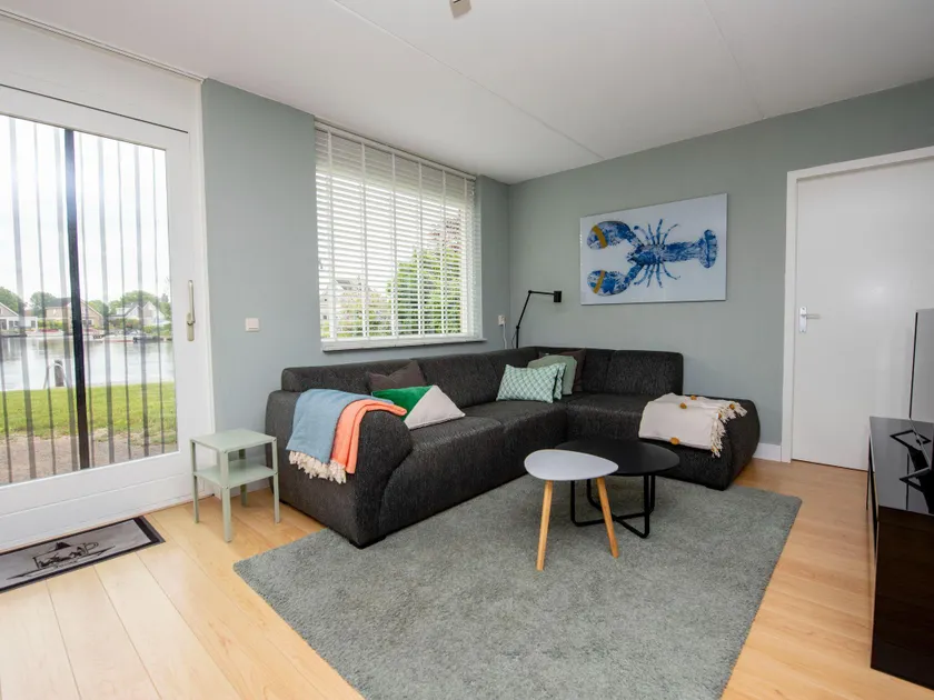 spacious holiday home with private jetty - Image 1