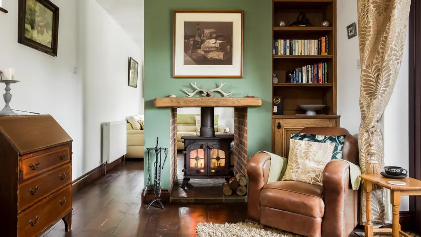 The Willows - Charming Railway Woodland Cottage with Log Burner - Image 1