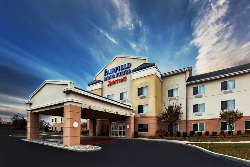 Fairfield Inn & Suites Toledo North - Image 1