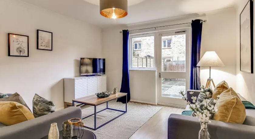 Lovely 4 Bedroom House with Garden near Waterloo - Image 1