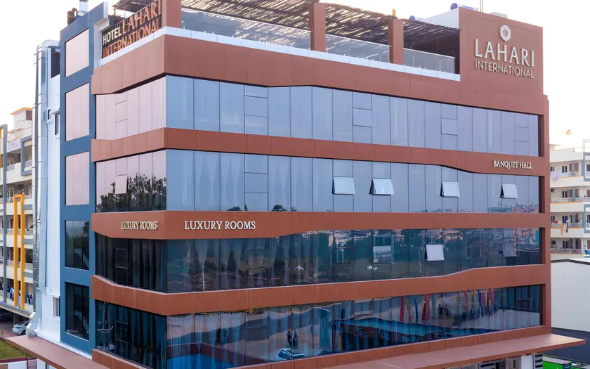 Hotel Lahari International - Image 1