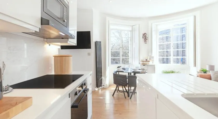 Luxury 2 Bedroom Flat In Royal Crescent - Image 1