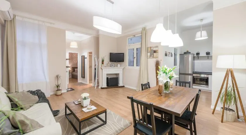 Downtown Heart Suite with 2 baths AC and Free Parking - Image 1