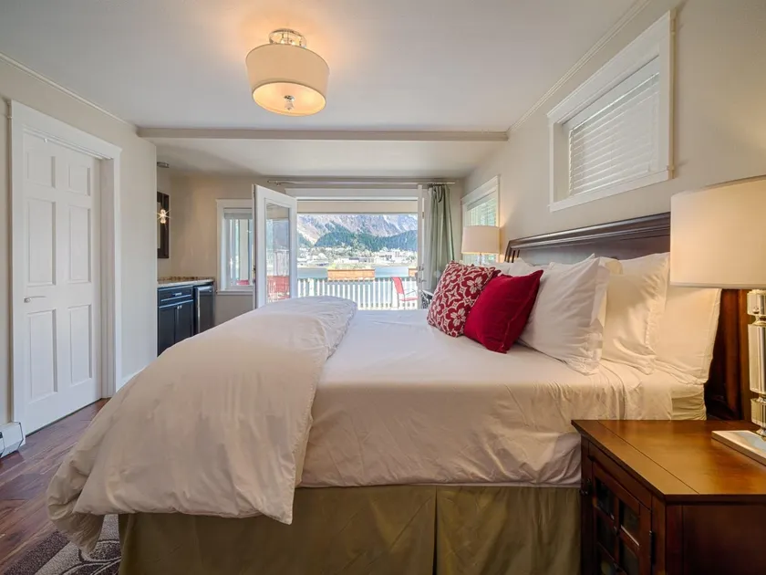 Beachside Villa Suites and Vacation Rentals - Image 1