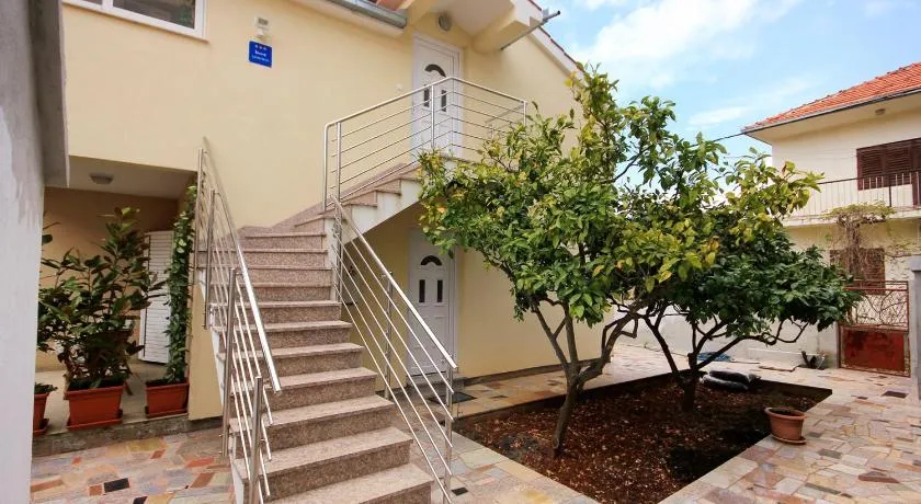 Apartments by the sea Vinisce, Trogir - 10008 - Image 1