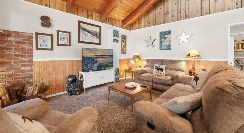 Hythe Cabin - Adorable Cabin, Fireplace, Deck, Barbecue - Image 1