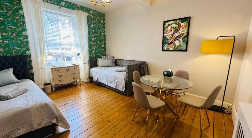 Old Town Edinburgh Apt, walk to Castle, Royal Mile & Museums - Image 1