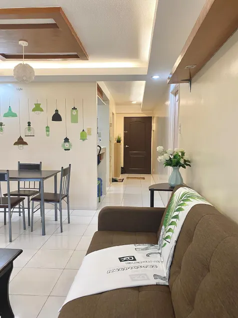 Modern 1BR with King Bed beside SM Mall - Image 1