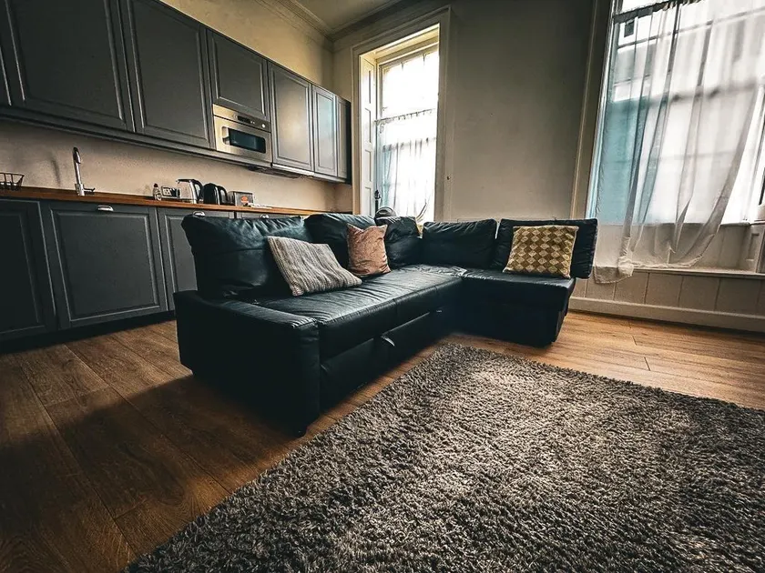 Central Lowestoft 3-Bed Flat | 2 Kings, Sleeps 5 - Image 1