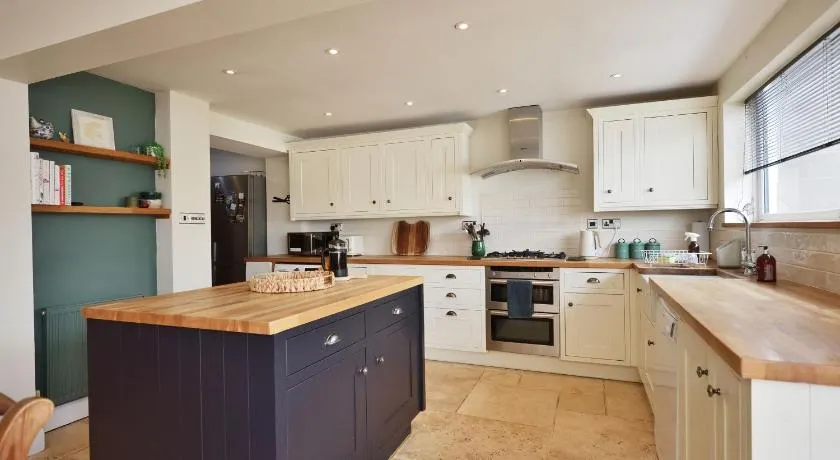 Stunning Home Parking 5 Mins from City Centre - Image 1