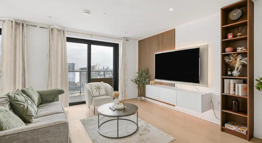 Canary Wharf Luxury 3BR Skyline Residence - Image 1