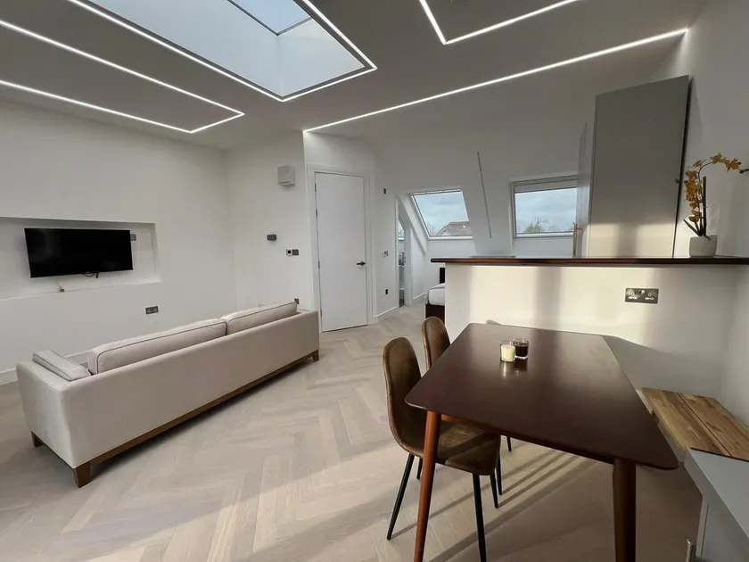 Amazing London House for Groups - Image 1