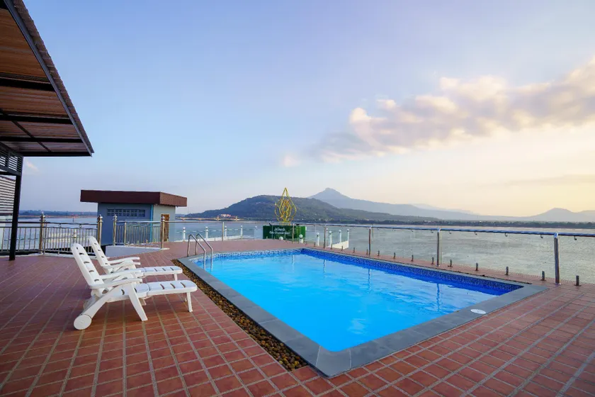 Intouch Riverside Hotel - Image 1