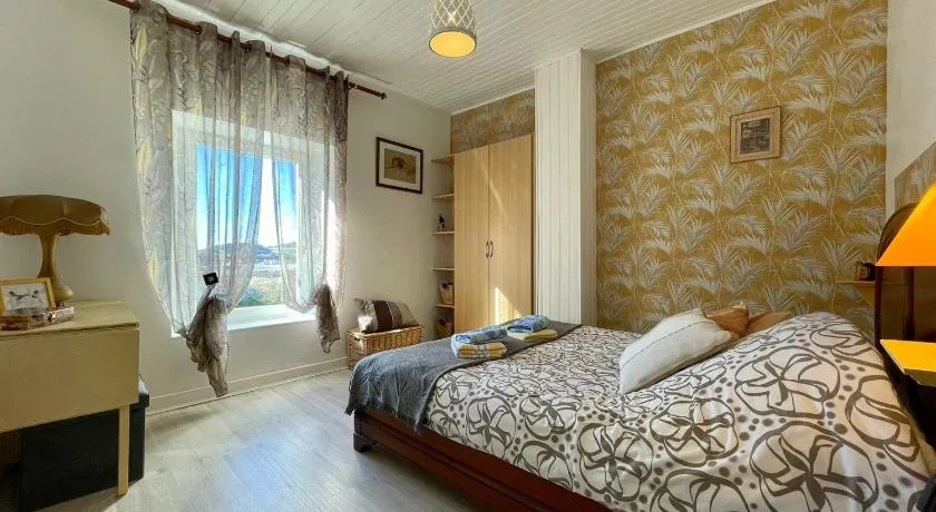 Gîte chaleureux avec cheminée près du Puy-en-Velay, idéal pour familles et séjours professionnels - Image 1