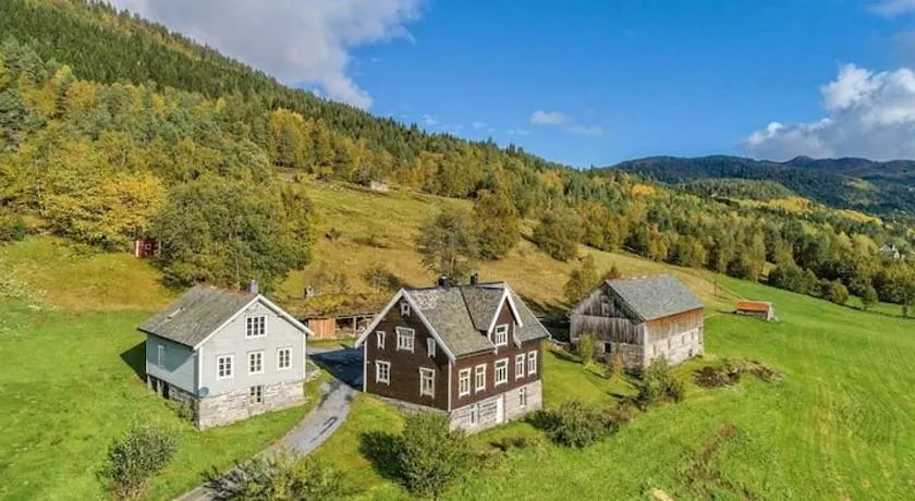Heggjabygda Gjestegard utenfor Nordfjordeid - historisk tømmerhus i landlige omgivelser - Image 1
