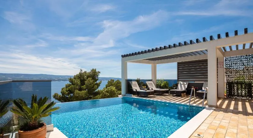 Luxury Seafront Villa with Heated Pool, Jacuzzi, Sea View, 150 m from Beach - Image 1
