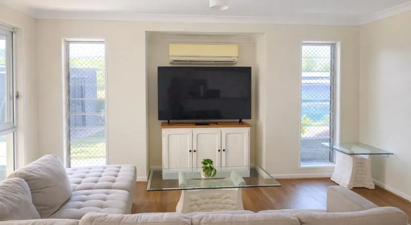 Comfortable 4 bedroom house - Image 1