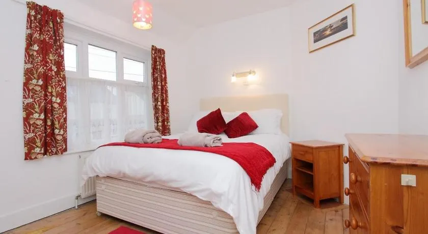 Large Cosy House Ideal for Corporate Lets - Image 1